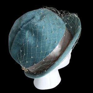 1950-60s Leslie James Selene Italian Fur Turquoise Fedor Ladies Hat W/Netting